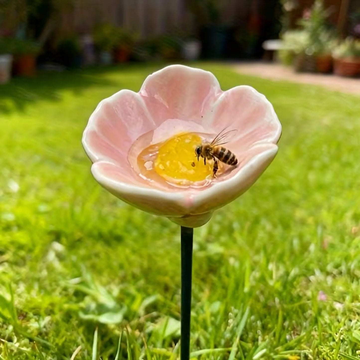 Handgefertigte Bienenblüten – wetterfeste Keramik-Tränken, 6er-Set